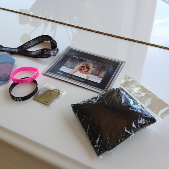 TAYLOR SWIFT VIP Merchandise Set from “1989 Tour” - Picture 3 of 15